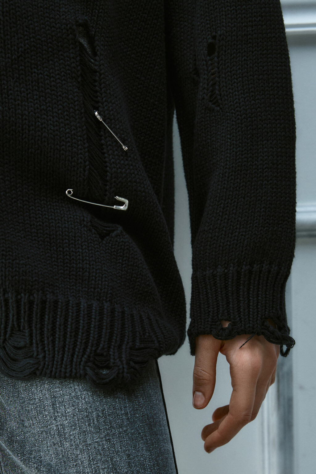 Кардиган удлиненный с декоративными булавками - цвет черный - 6