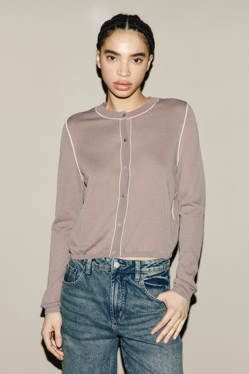 Кардиган на пуговицах с контрастными швами - цвет бежевый - 2