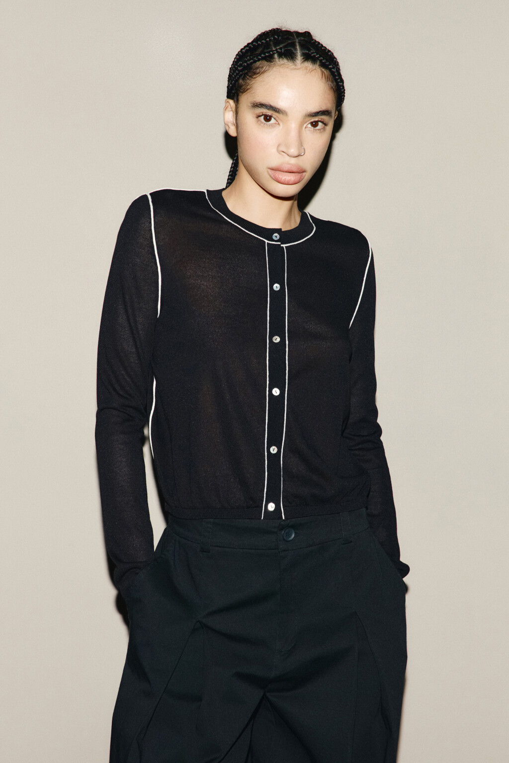 Кардиган на пуговицах с контрастными швами - цвет черный - 2