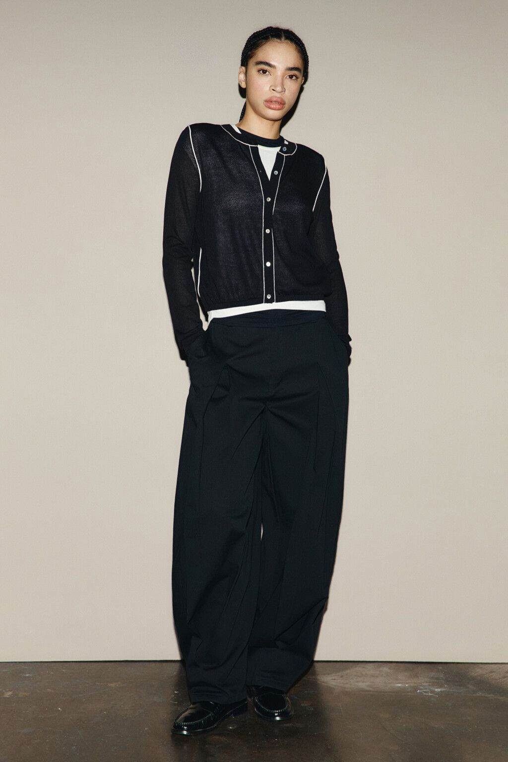 Кардиган на пуговицах с контрастными швами - цвет черный - 4