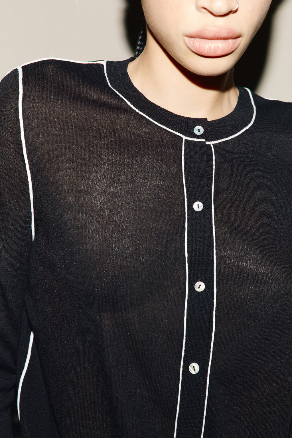 Кардиган на пуговицах с контрастными швами - цвет черный - 5
