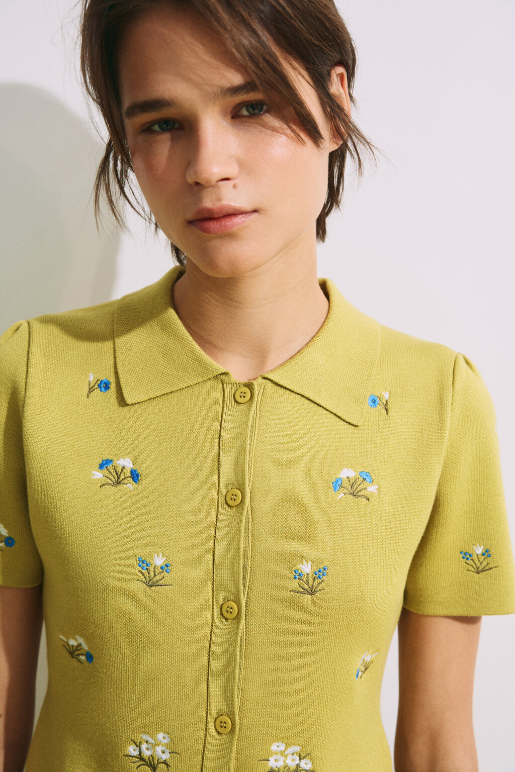 Футболка-поло вязаная из вискозы с вышивкой - цвет зеленый - 5