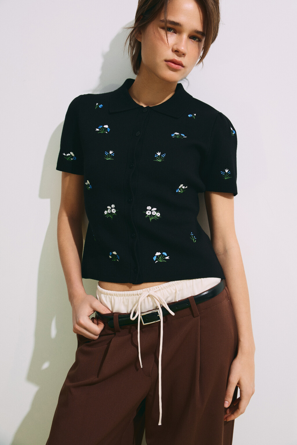 Футболка-поло вязаная из вискозы с вышивкой - цвет черный - 2