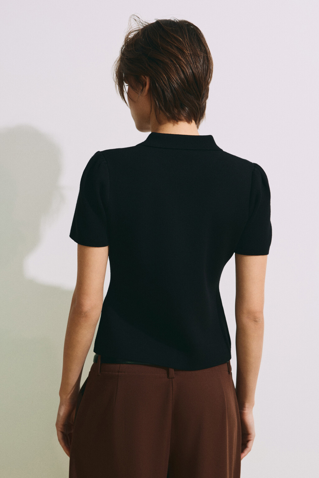 Футболка-поло вязаная из вискозы с вышивкой - цвет черный - 4
