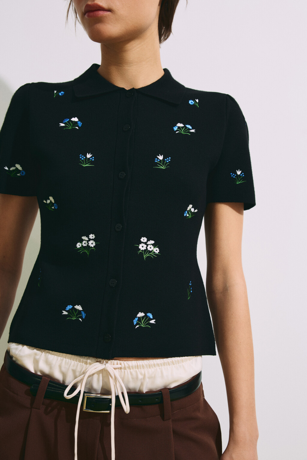 Футболка-поло вязаная из вискозы с вышивкой - цвет черный - 7