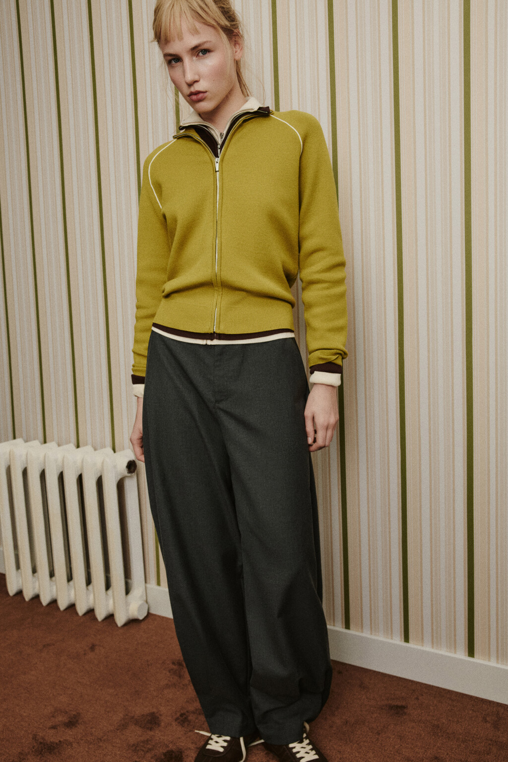 Джемпер вязаный на молнии с контрастными швами - цвет зеленый - 3