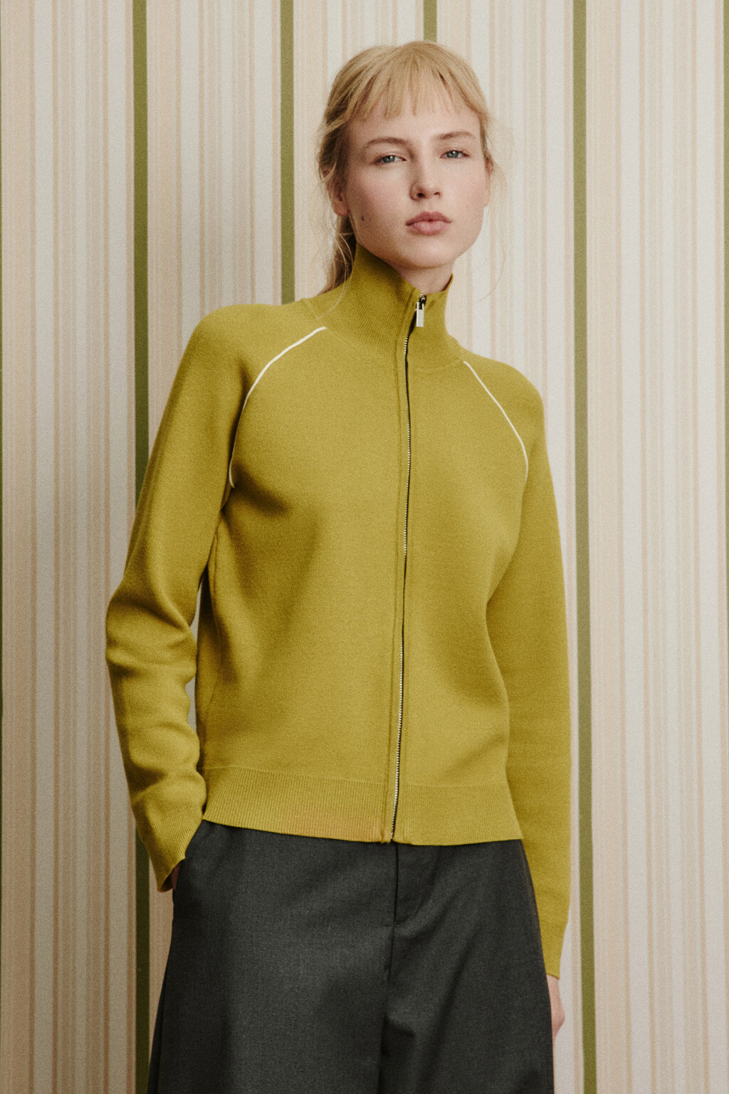 Джемпер вязаный на молнии с контрастными швами - цвет зеленый - 4