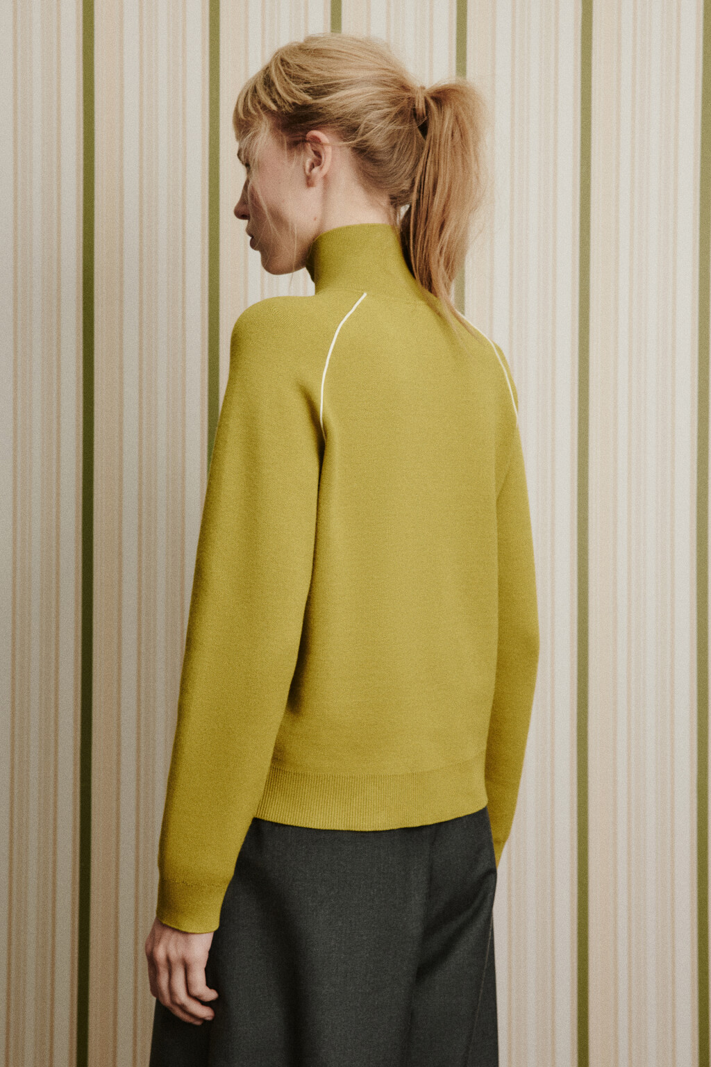 Джемпер вязаный на молнии с контрастными швами - цвет зеленый - 5