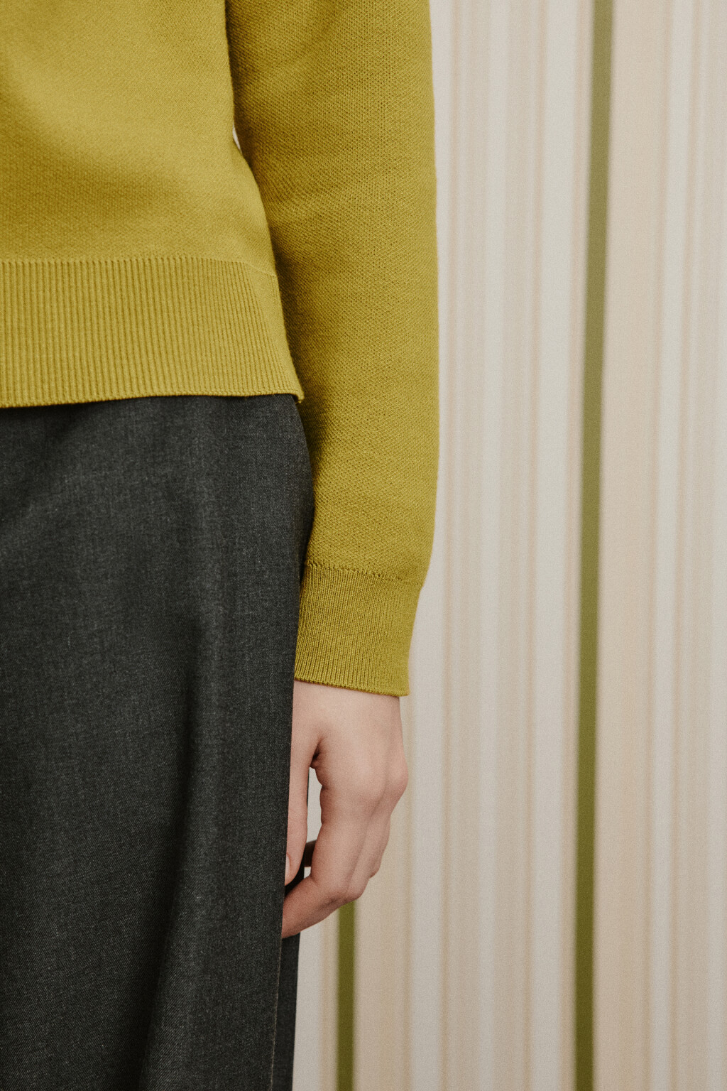 Джемпер вязаный на молнии с контрастными швами - цвет зеленый - 8