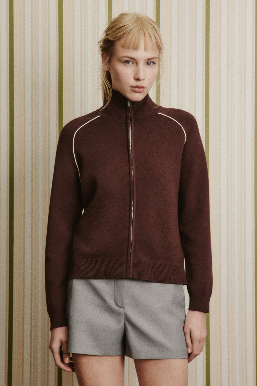 Джемпер вязаный на молнии с контрастными швами - цвет коричневый - 5