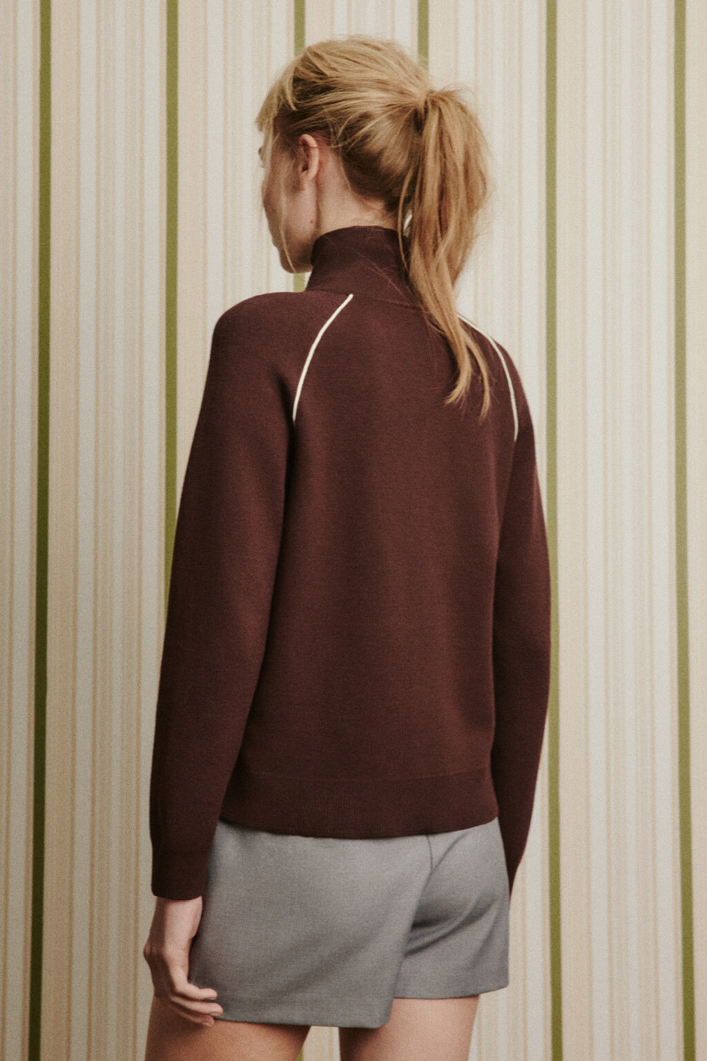 Джемпер вязаный на молнии с контрастными швами - цвет коричневый - 6