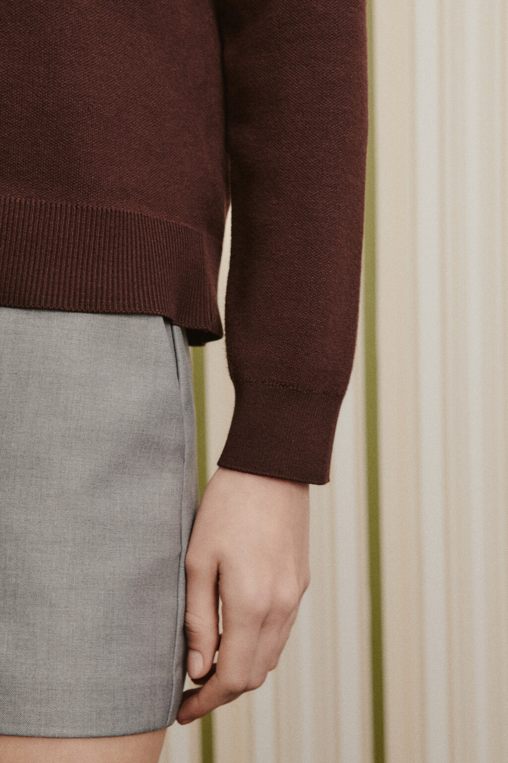 Джемпер вязаный на молнии с контрастными швами - цвет коричневый - 9