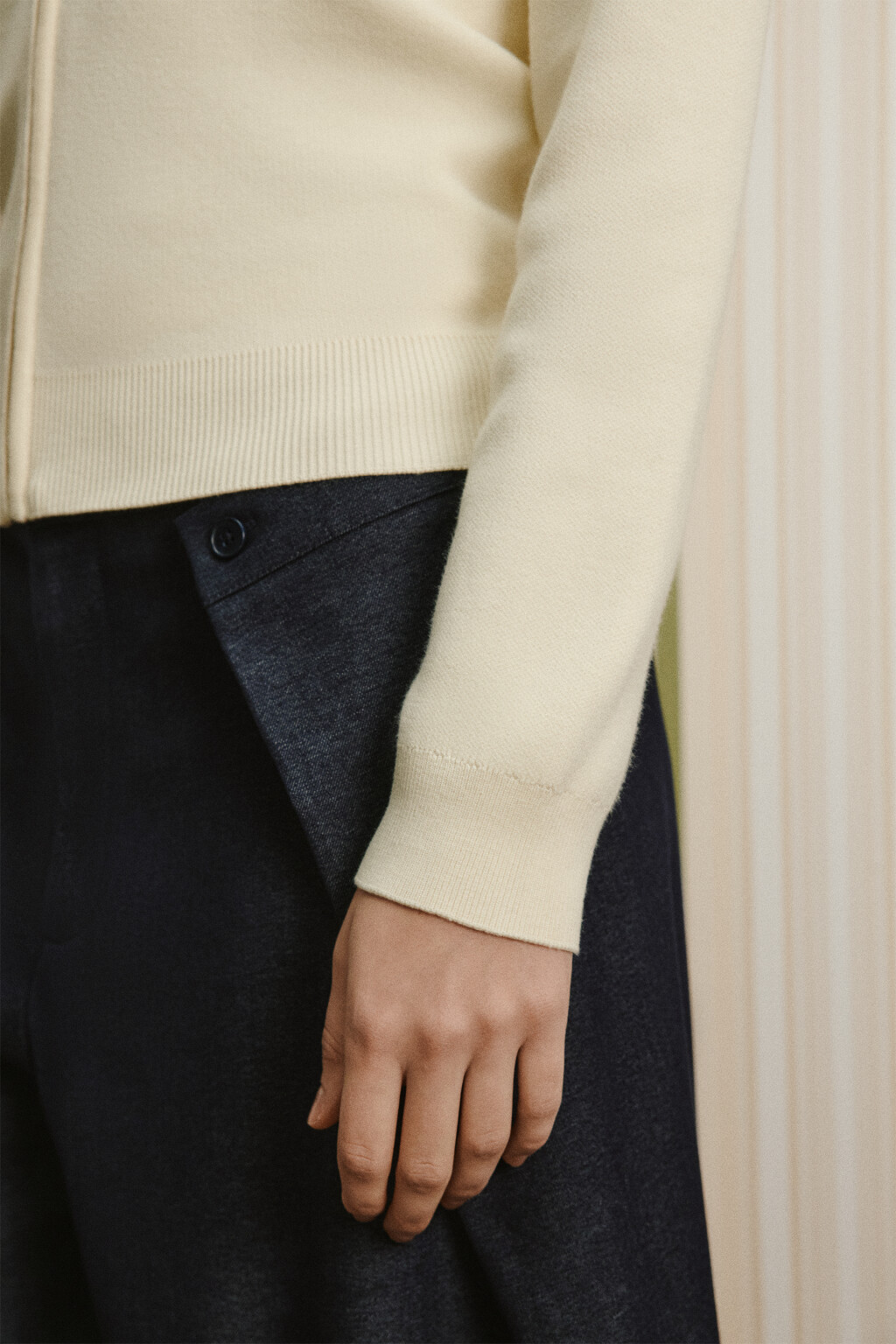 Джемпер вязаный на молнии с контрастными швами - цвет молочный - 9