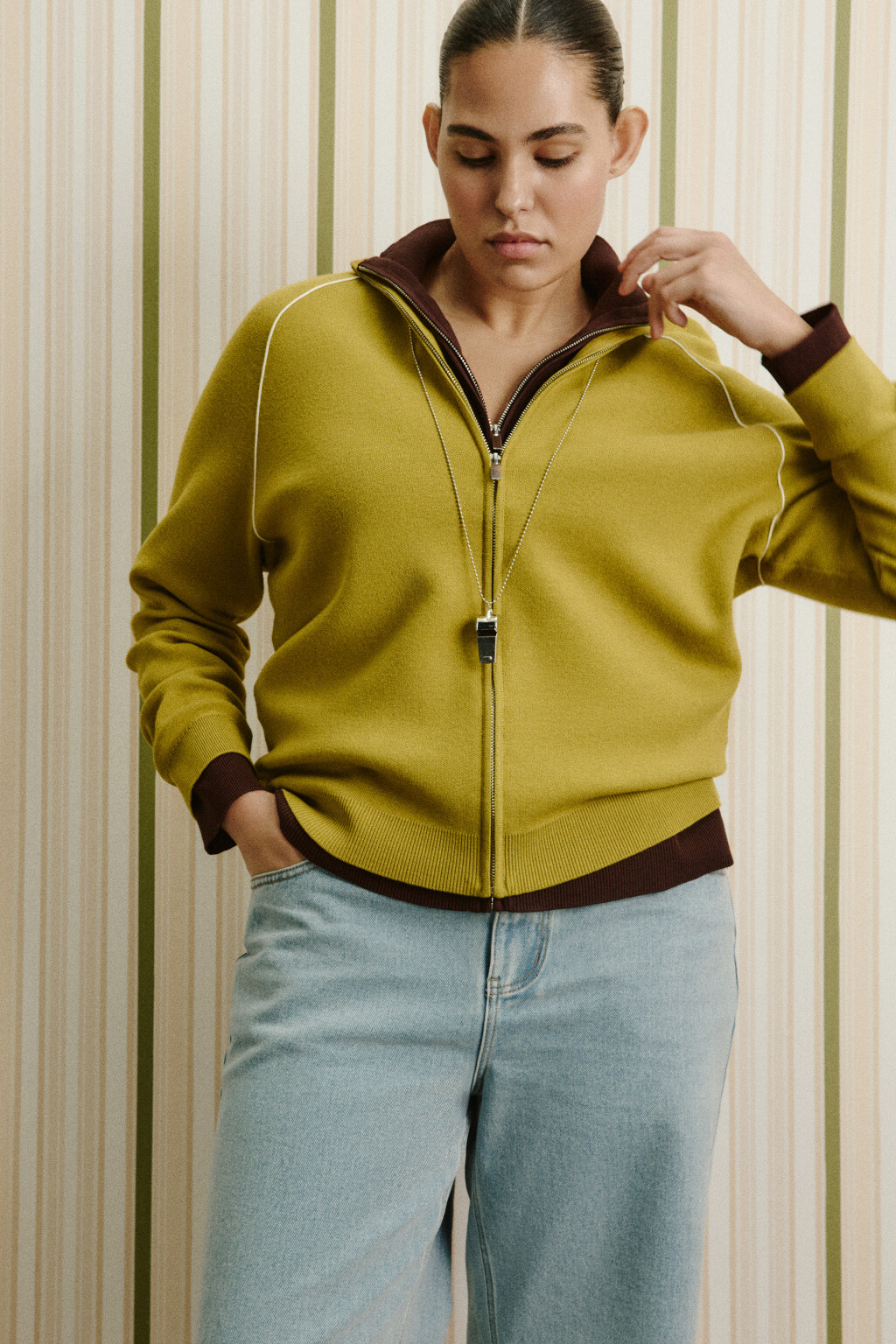 Джемпер вязаный на молнии с контрастными швами - цвет зеленый - 1