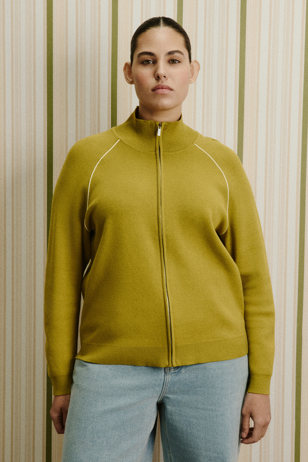 Джемпер вязаный на молнии с контрастными швами - цвет зеленый - 3