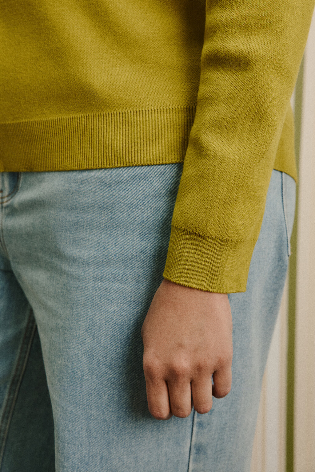 Джемпер вязаный на молнии с контрастными швами - цвет зеленый - 7