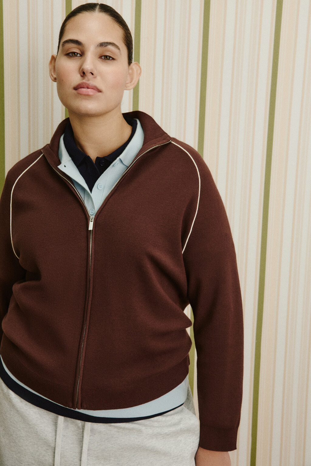 Джемпер вязаный на молнии с контрастными швами - цвет коричневый - 1