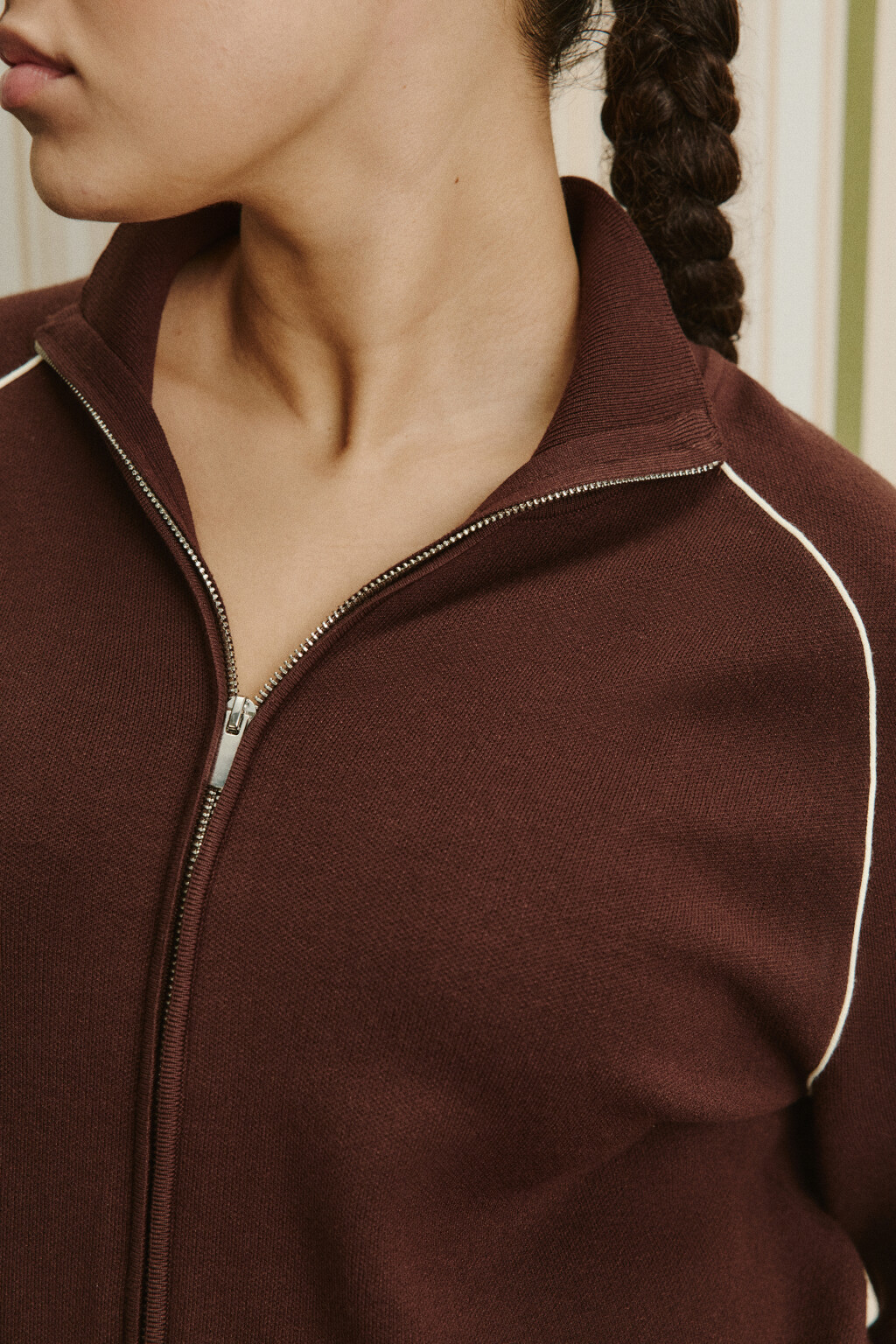 Джемпер вязаный на молнии с контрастными швами - цвет коричневый - 6