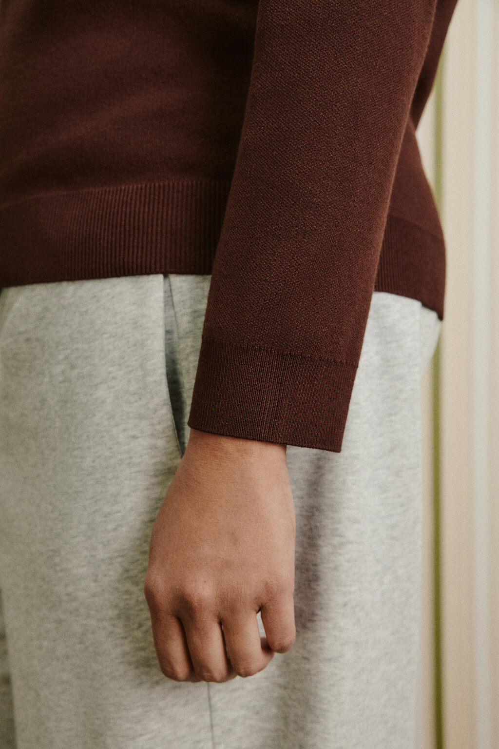 Джемпер вязаный на молнии с контрастными швами - цвет коричневый - 7