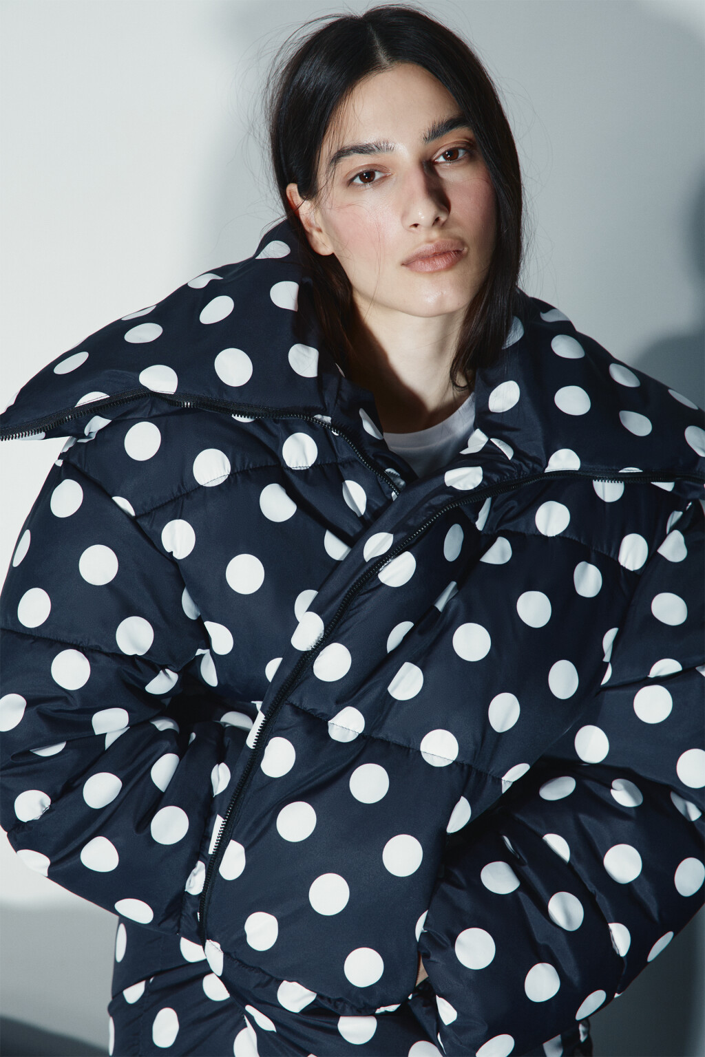 Куртка стеганая в горошек с утяжками - цвет черный - 1