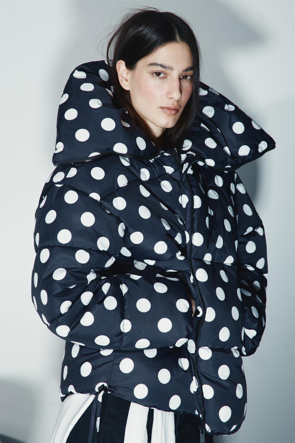 Куртка стеганая в горошек с утяжками - цвет черный - 3