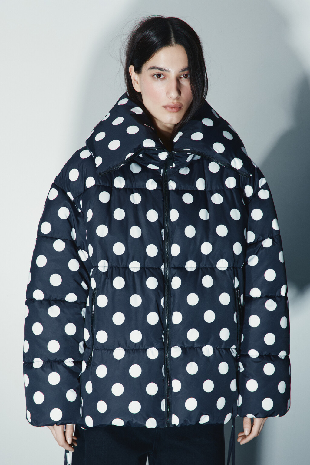 Куртка стеганая в горошек с утяжками - цвет черный - 4