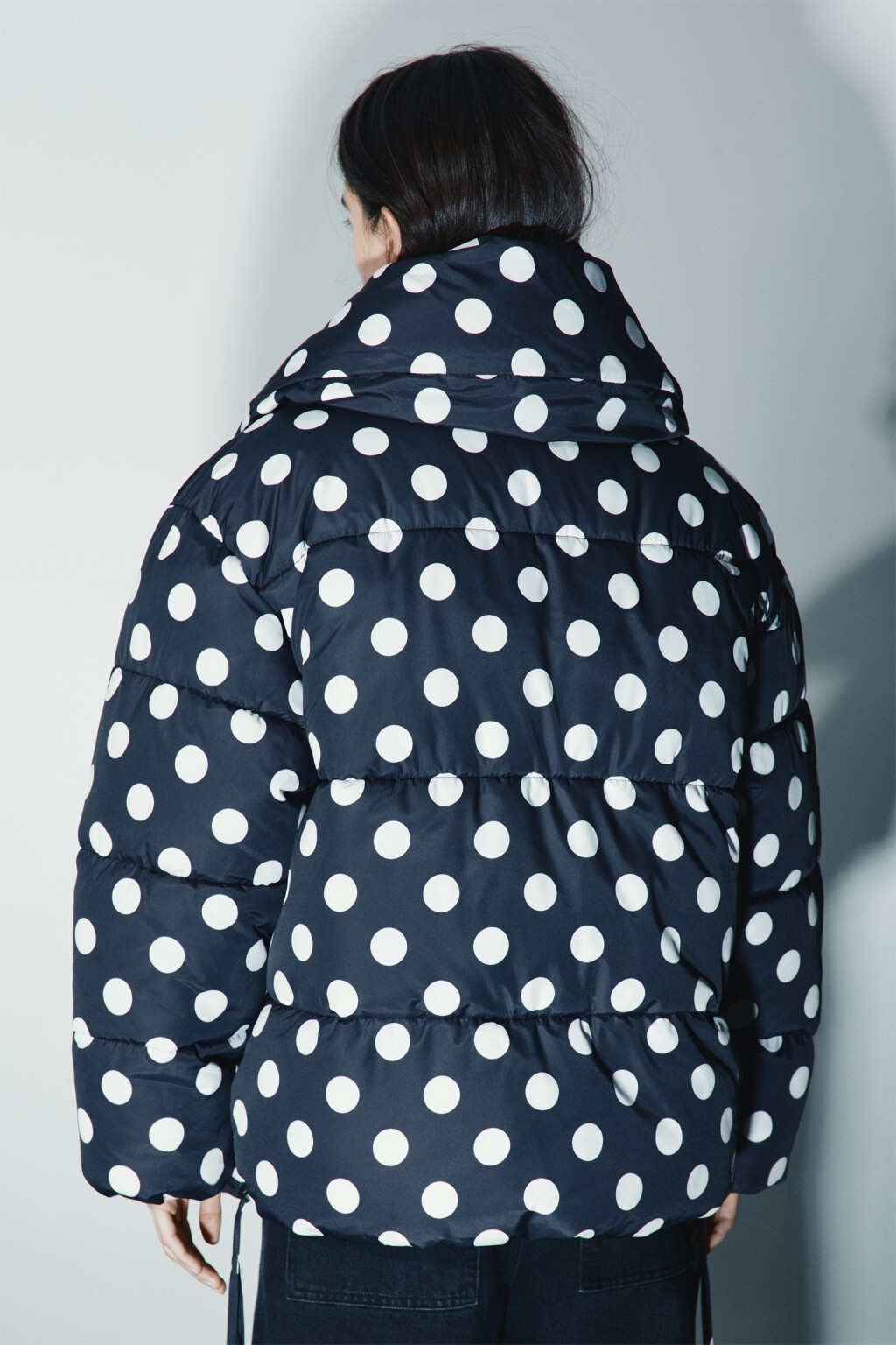 Куртка стеганая в горошек с утяжками - цвет черный - 5