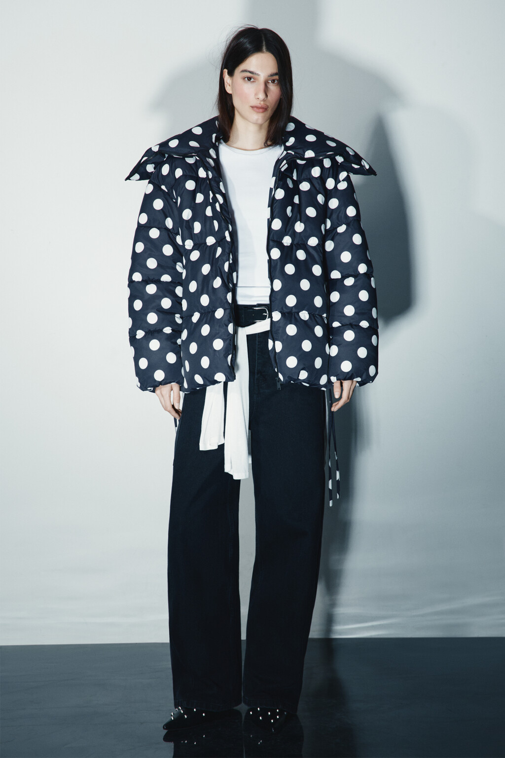 Куртка стеганая в горошек с утяжками - цвет черный - 6