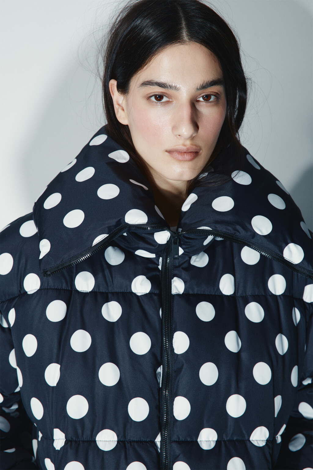 Куртка стеганая в горошек с утяжками - цвет черный - 7