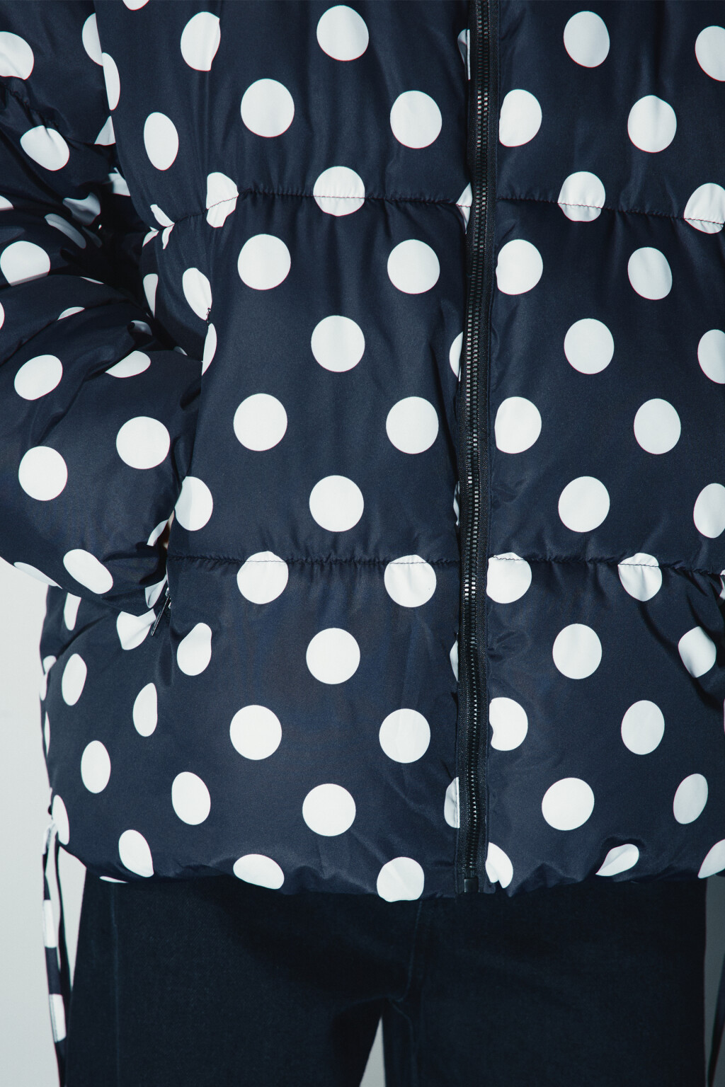 Куртка стеганая в горошек с утяжками - цвет черный - 8