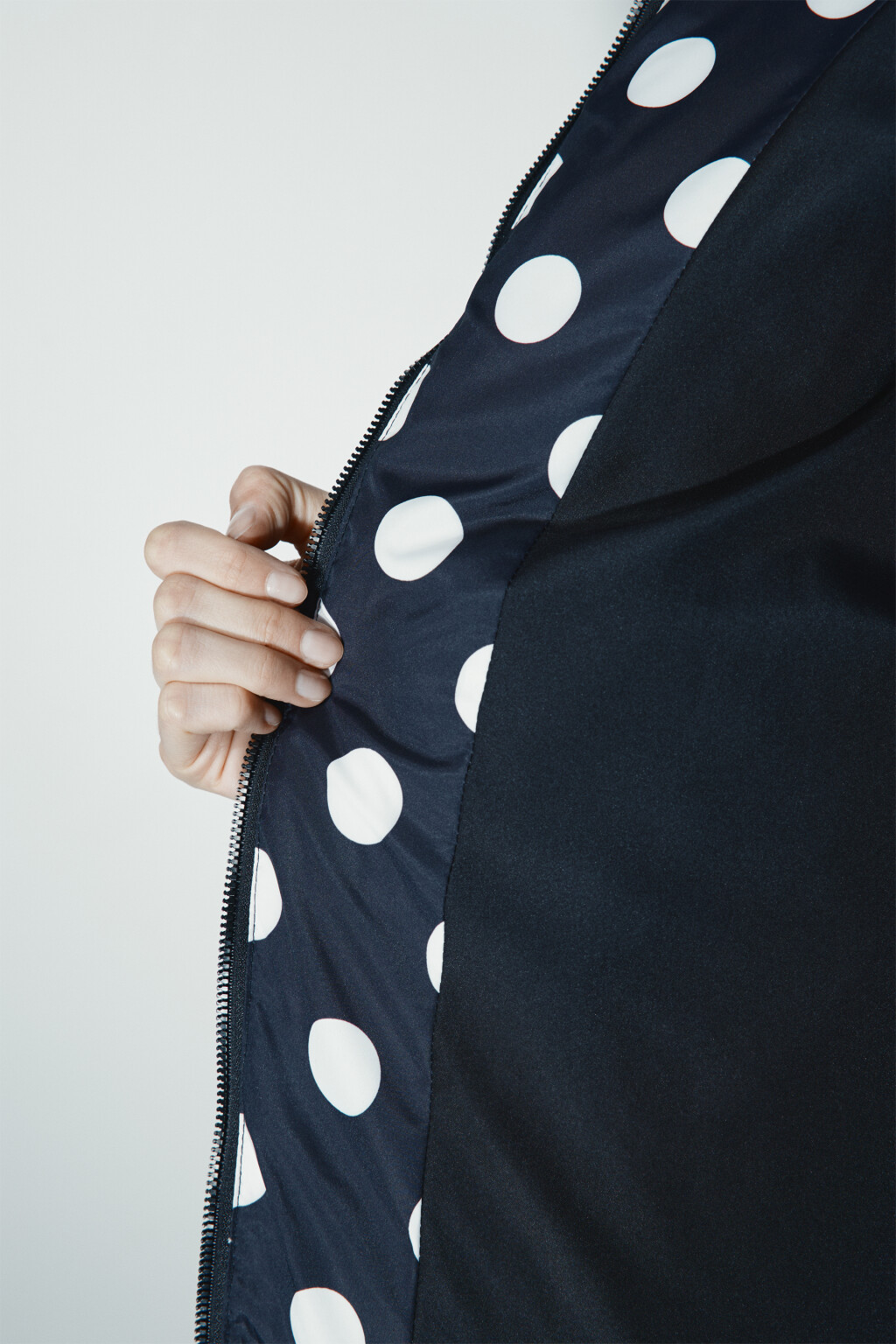 Куртка стеганая в горошек с утяжками - цвет черный - 9