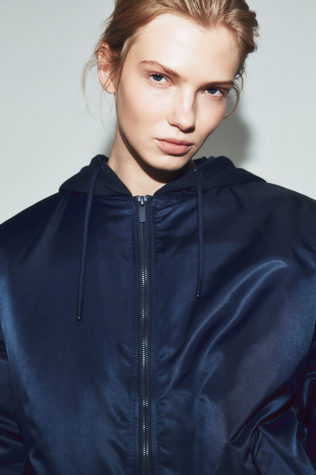 Куртка-бомбер с капюшоном утепленная - цвет голубой - 5