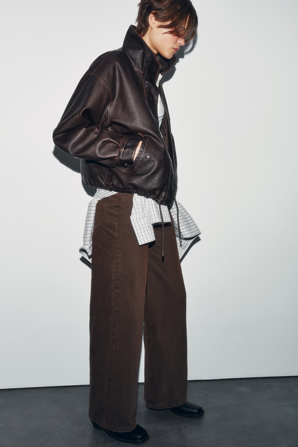 Куртка с кожаной фактурой без капюшона утепленная - цвет коричневый - 2