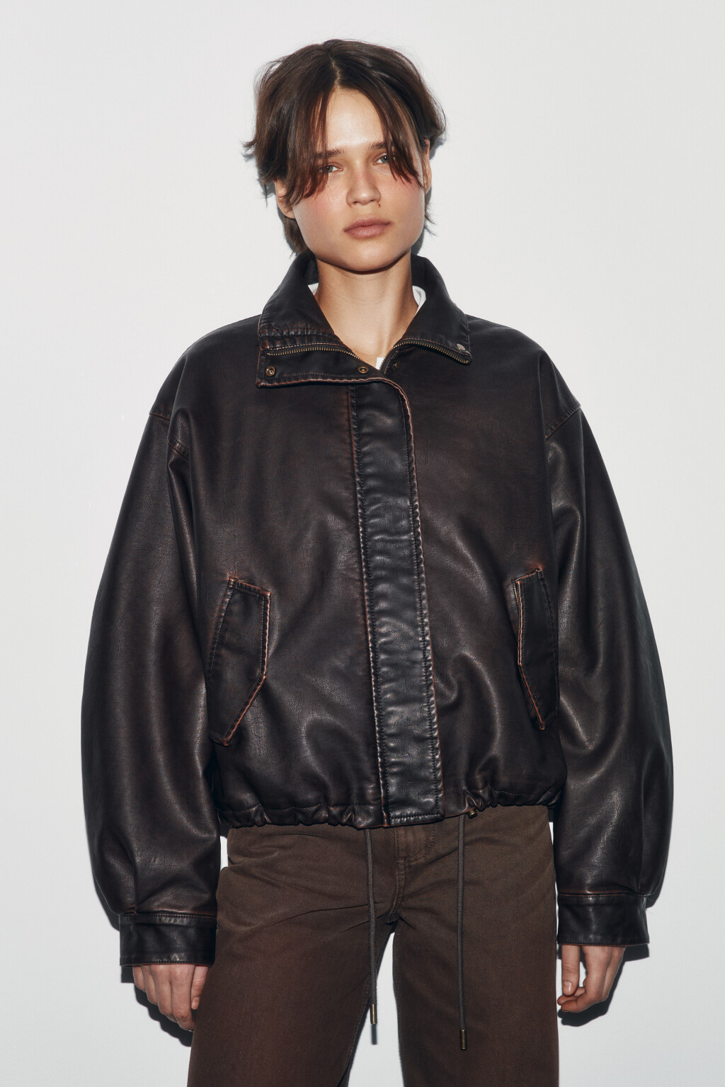 Куртка с кожаной фактурой без капюшона утепленная - цвет коричневый - 3