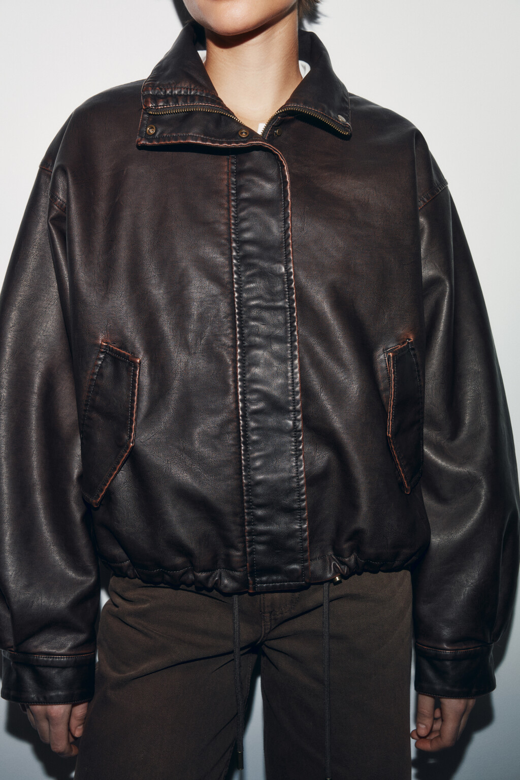 Куртка с кожаной фактурой без капюшона утепленная - цвет коричневый - 6