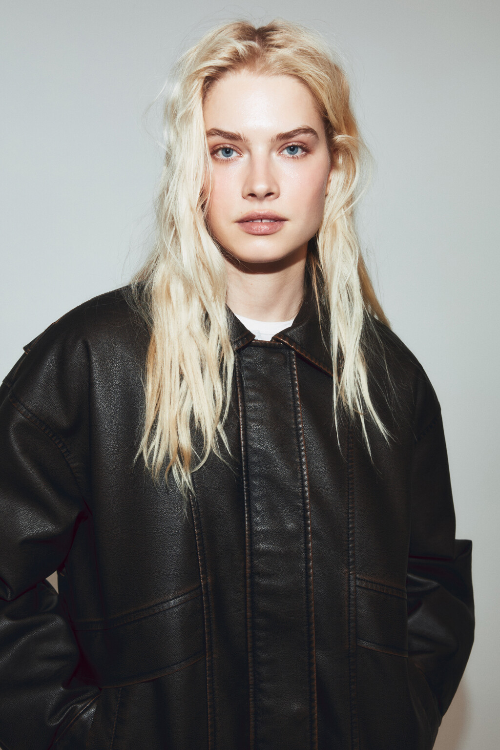 куртка-бомбер с кожаной фактурой утепленная без капюшона - цвет коричневый - 6