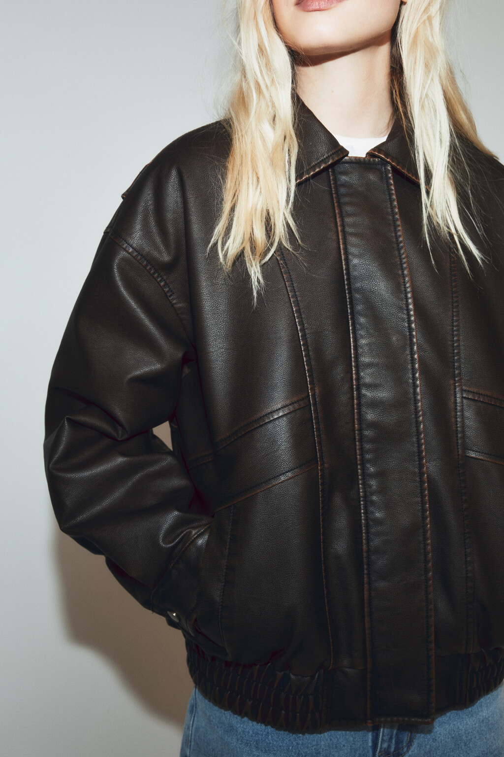 куртка-бомбер с кожаной фактурой утепленная без капюшона - цвет коричневый - 7
