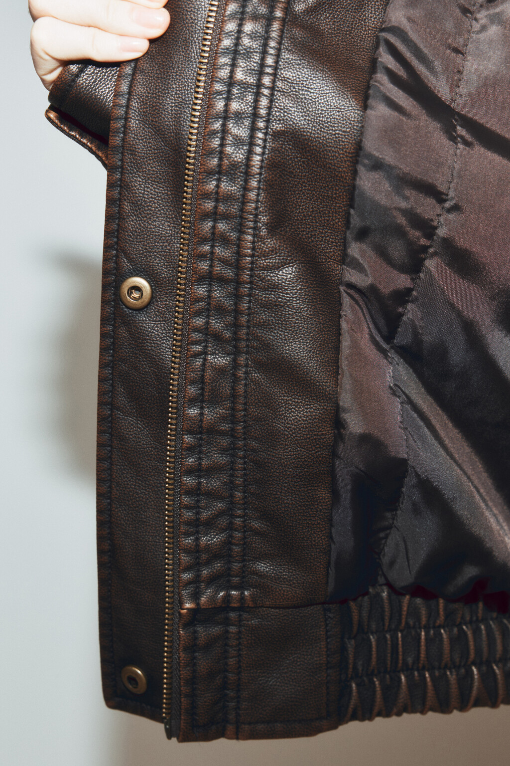 куртка-бомбер с кожаной фактурой утепленная без капюшона - цвет коричневый - 8