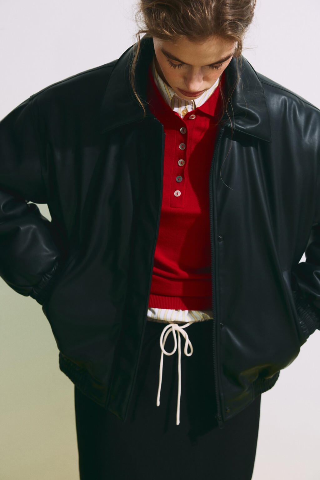 Куртка-бомбер с кожаной фактурой без капюшона - цвет черный - 2