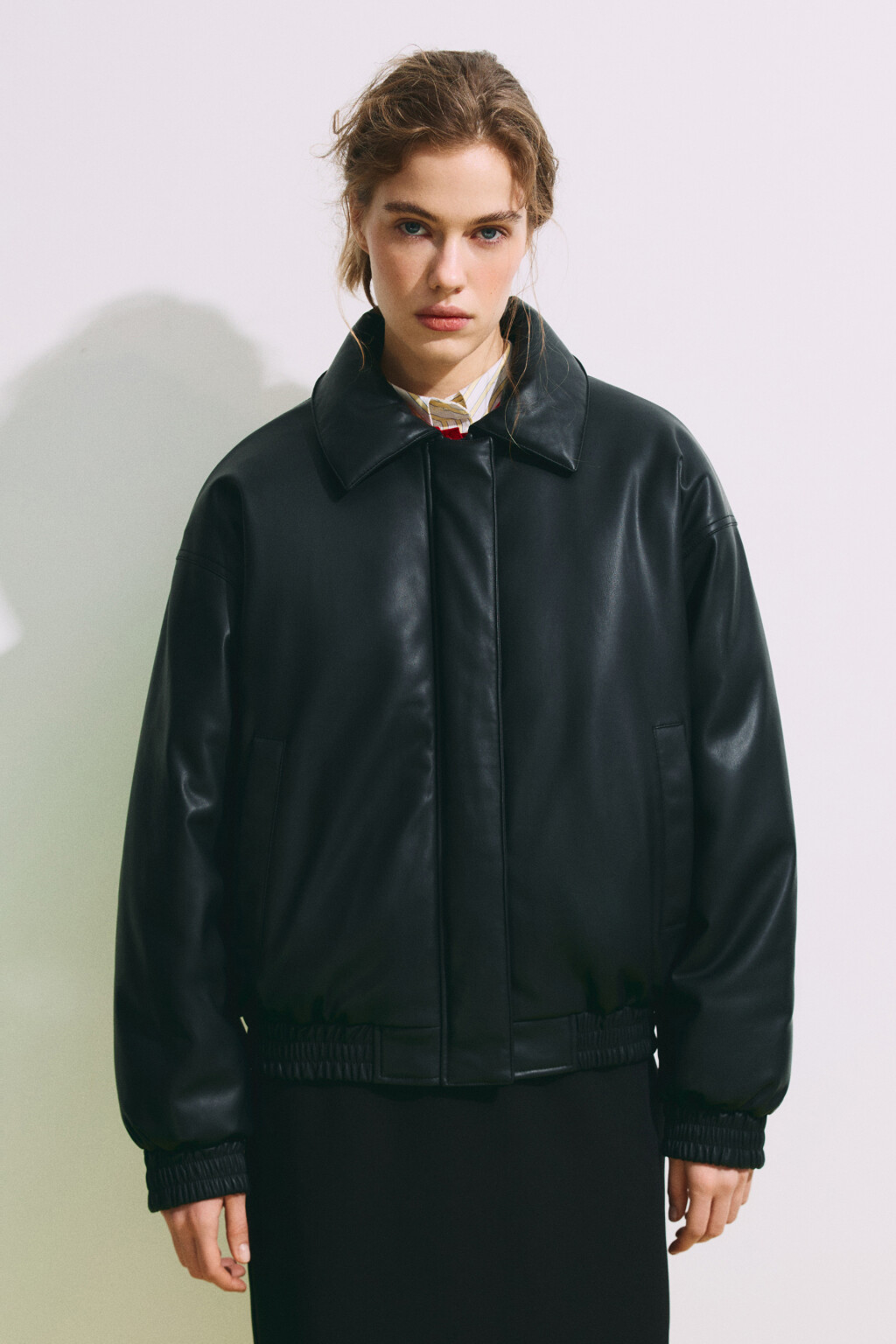Куртка-бомбер с кожаной фактурой без капюшона - цвет черный - 3