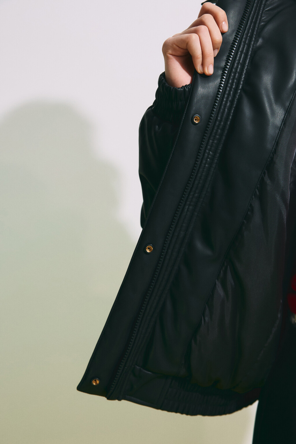 Куртка-бомбер с кожаной фактурой без капюшона - цвет черный - 6