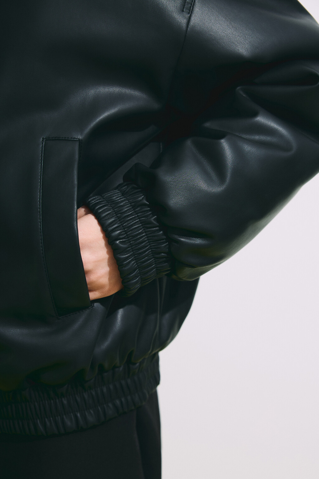 Куртка-бомбер с кожаной фактурой без капюшона - цвет черный - 8