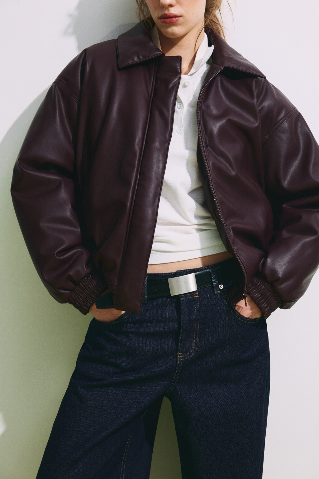 Куртка-бомбер с кожаной фактурой без капюшона - цвет бордовый - 2