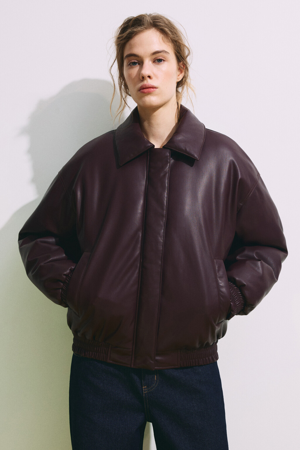 Куртка-бомбер с кожаной фактурой без капюшона - цвет бордовый - 3