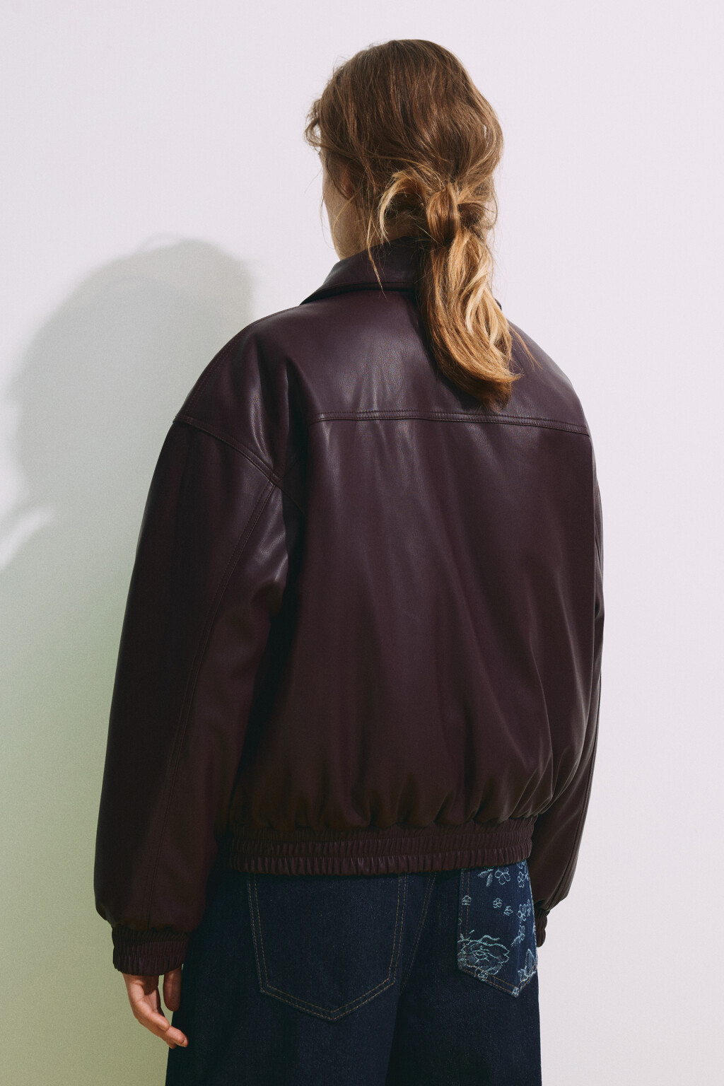 Куртка-бомбер с кожаной фактурой без капюшона - цвет бордовый - 4