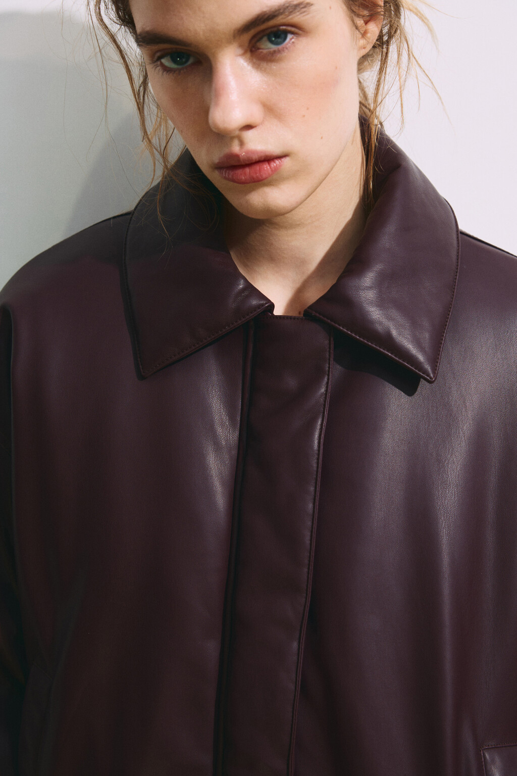 Куртка-бомбер с кожаной фактурой без капюшона - цвет бордовый - 6