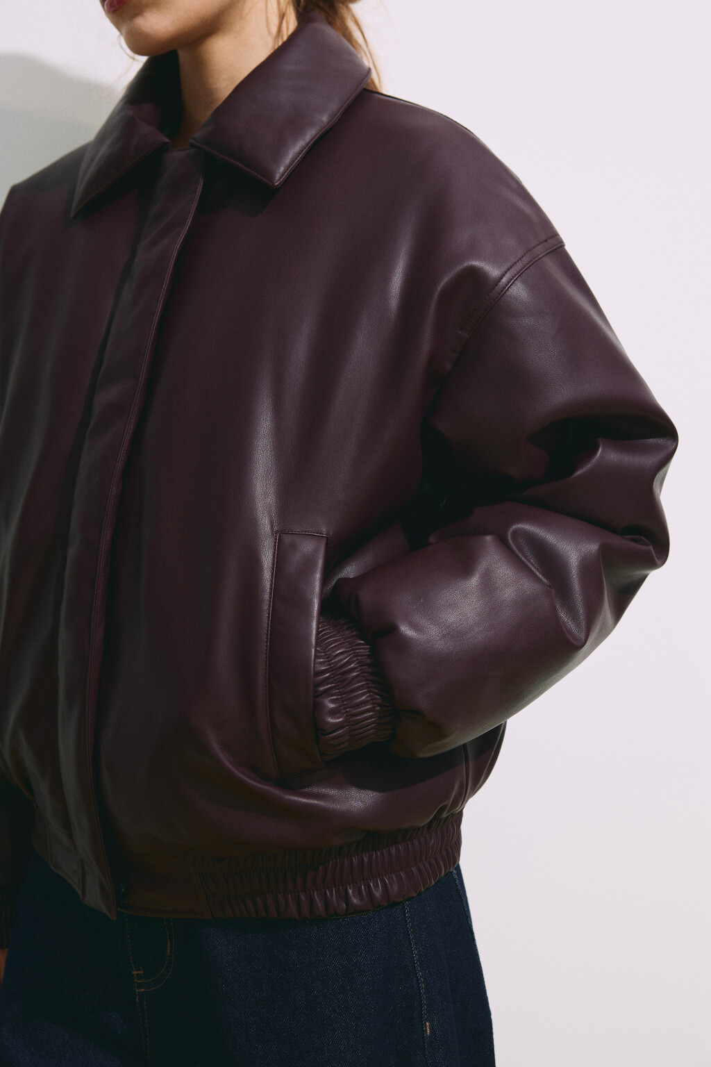 Куртка-бомбер с кожаной фактурой без капюшона - цвет бордовый - 7
