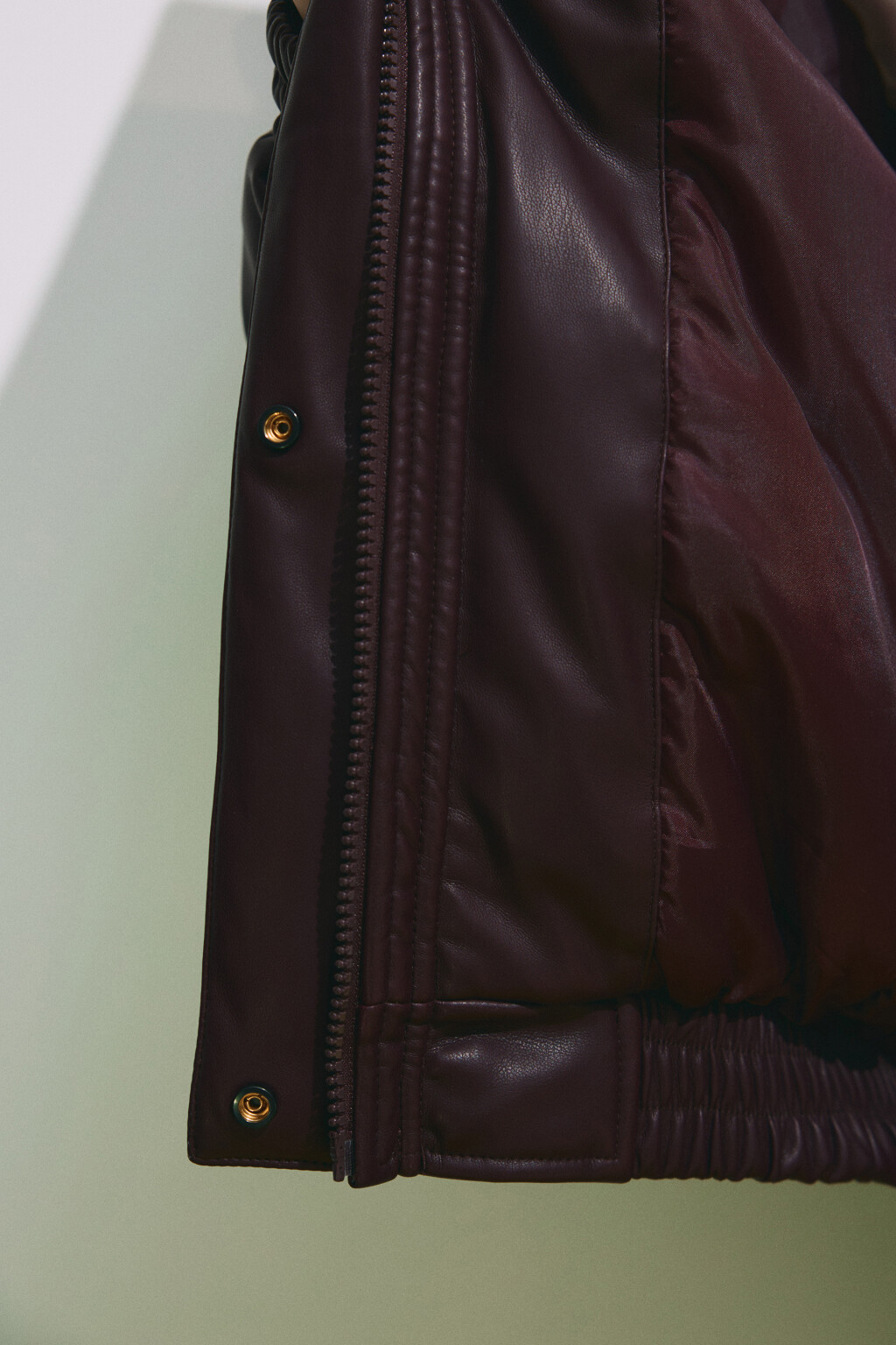 Куртка-бомбер с кожаной фактурой без капюшона - цвет бордовый - 8