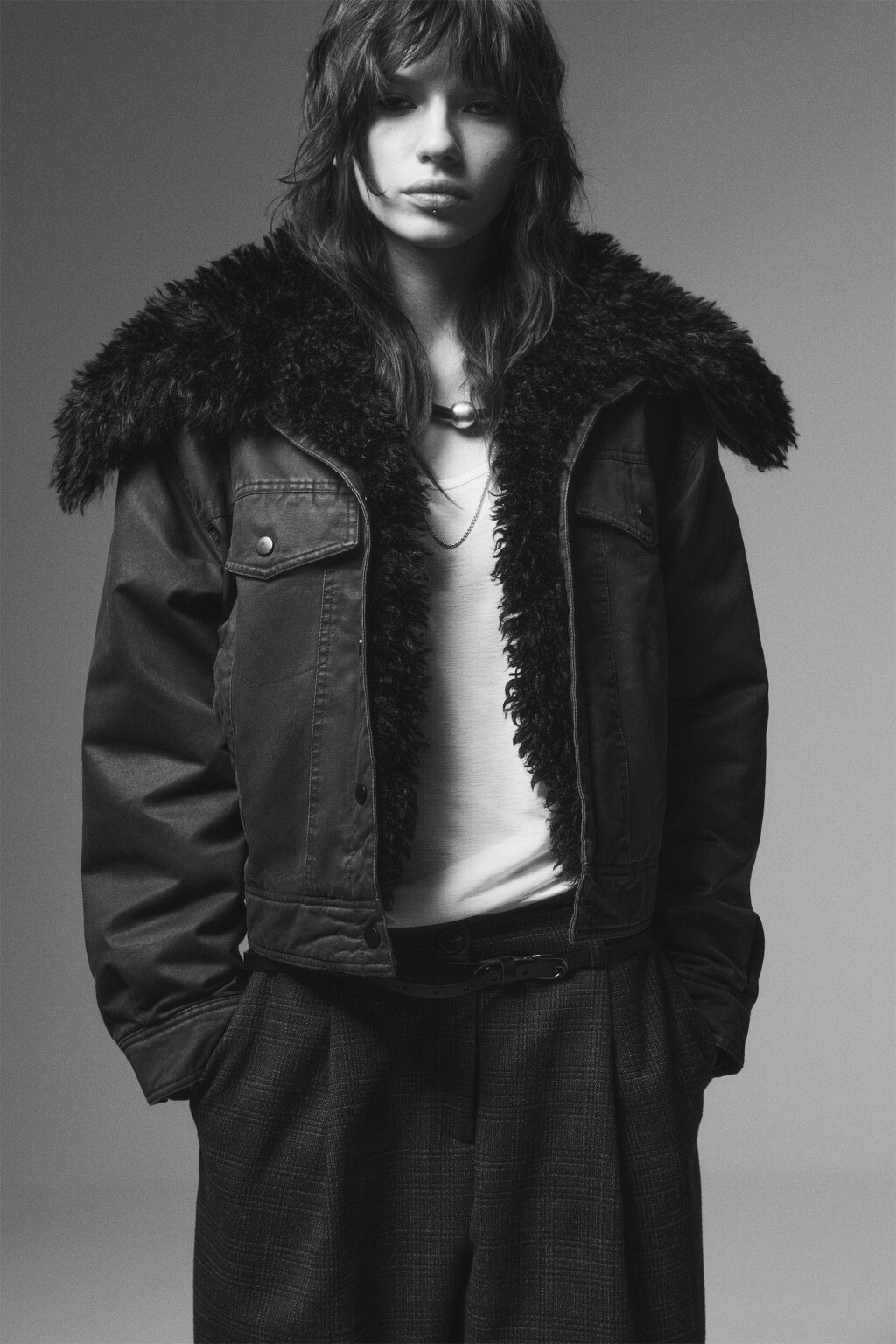 Куртка с кожаной фактурой и меховой оторочкой - цвет черный - 1