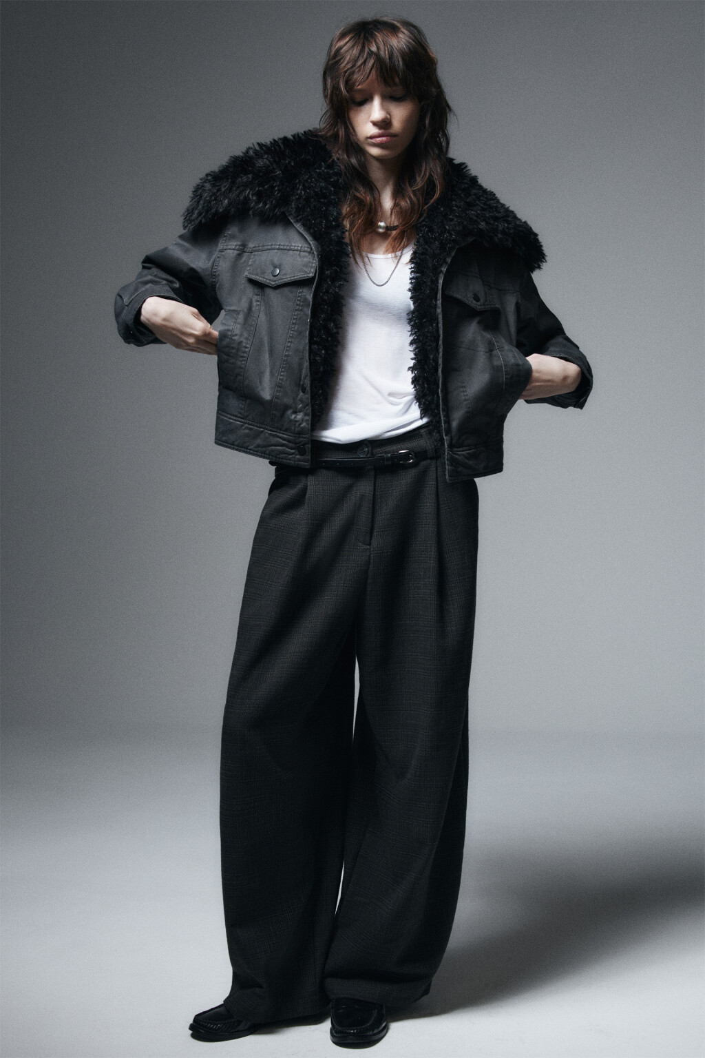 Куртка с кожаной фактурой и меховой оторочкой - цвет черный - 2